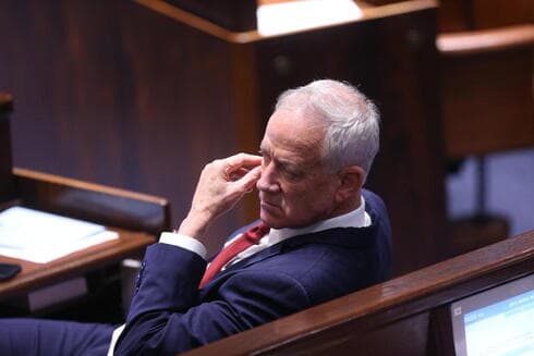 Benny Gantz, del partido State Camp, en el pleno de la Knesset.