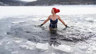 Los baños en agua y hielo, una tendencia mundial, ahora también es tendencia en Israel. 
