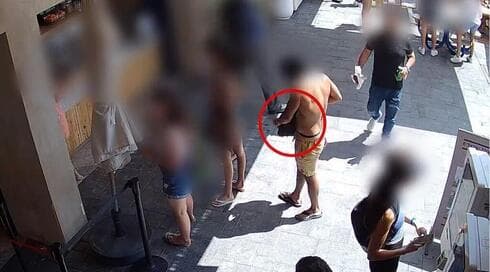 Video del incidente: el hombre se acerca a la niña por detrás. (Unidad de Prensa de la Policía de Israel) Video del incidente: el hombre se acerca a la niña por detrás.