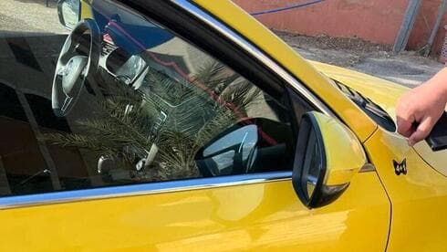 Taxi en el que fue abatido el segundo terrorista. 