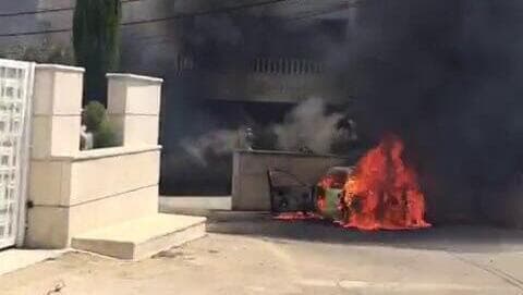 Colonos incendian casas y coches en Turmus Ayya.