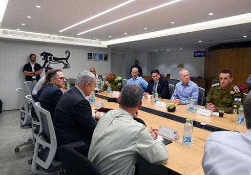 El ministro de Defensa Yoav Gallant y el jefe del Estado Mayor de las FDI Herzi Halevi en una evaluación de la situación tras el ataque. (Ministerio de Defensa) El ministro de Defensa Yoav Gallant y el jefe del Estado Mayor de las FDI Herzi Halevi en una evaluación de la situación tras el ataque.