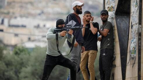 Archivo. Terroristas palestinos en Jenín atacan a las fuerzas de seguridad israelíes. (Reuters) Terroristas palestinos en Jenín atacan a las fuerzas de seguridad israelíes.