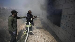 Equipos intentan extinguir un incendio provocado por colonos amotinados en Turmus Ayya.