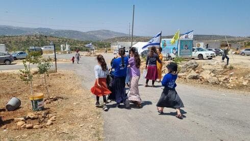 Colonos israelíes en el puesto avanzado de Evyatar.