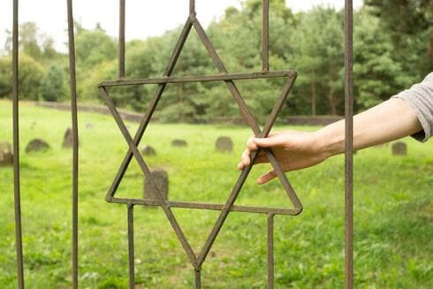 Un nuevo grupo de defensa contra el antisemitismo buscará revertir la tendencia al alza que hay en el odio hacia los judíos del mundo. (Shutterstock) Crece el antisemitismo en Europa.