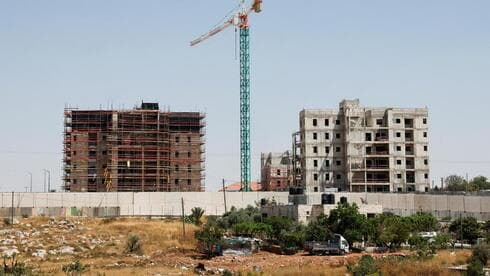 Viviendas en construcción en el asentamiento de Ofra.
