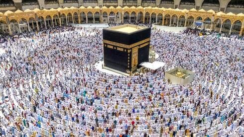 Los fieles musulmanes en La Meca rodean la Kaaba. 