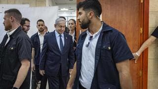 Netanyahu llega al tribunal de Jerusalem para escuchar el testimonio en su juicio por corrupción.