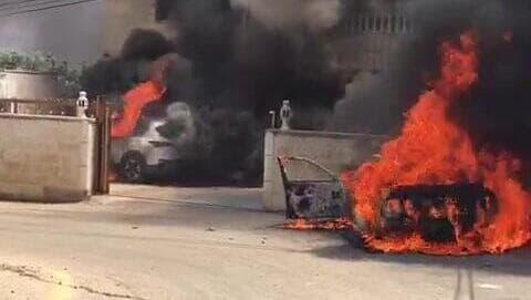 Coches incendiados en Cisjordania por colonos judíos.
