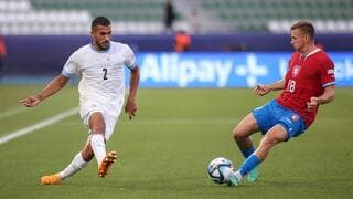 Karem Jaber patea pero es interceptado por un rival. 