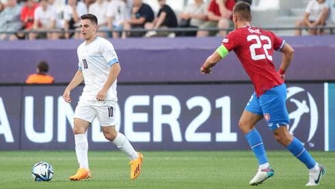 Oscar Gluch, el 10 israelí, con el balón al pie. 