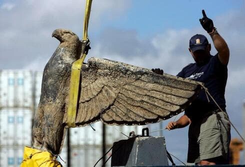 El águila de bronce que adornaba un buque nazi que fue encontrada en Uruguay.