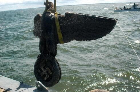 El águila de bronce que adornaba un buque nazi que fue encontrada en Uruguay. 