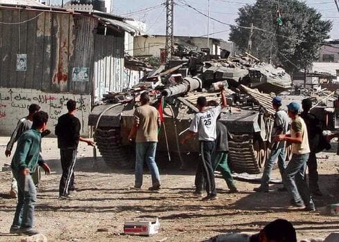 Tanque israelí pasa a través de Jenin durante la Operación Escudo Protector. (Reuters) Tanque israelí pasa a través de Jenin durante la Operación Escudo Protector.
