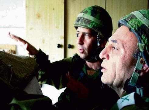 Kochavi con el entonces jefe de las FDI, Shaul Mofaz, en el campamento de refugiados de Balata durante la Operación Escudo Protector. (Unidad de Prensa FDI) Kochavi con el entonces jefe de las FDI, Shaul Mofaz, en el campamento de refugiados de Balata durante la Operación Escudo Protector.