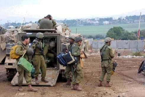 Tropas israelíes desplegadas en Jenin durante la Operación Escudo Protector, 2002. (Atta Awisat) Tropas israelíes desplegadas en Jenin durante la Operación Escudo Protector, 2002.