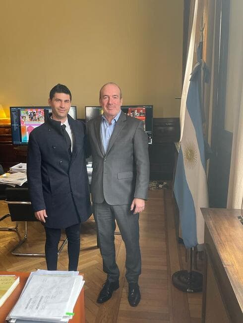 Gil Brayer junto al secretario de Medios Juan Ross. 