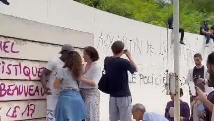 El monumento de París a los mártires de la deportación y la resistencia, pintado durante los disturbios.