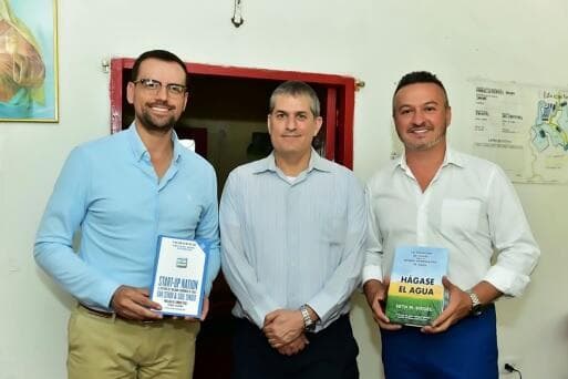 El embajador Gali Dagan (al centro) junto al gobernador de Caldas y al alcalde de Riosucio. (Gentileza) El embajador Gali Dagan (al centro) junto al gobernador de Caldas y al alcalde de Riosucio.