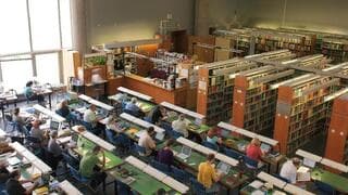 Sala de estudio interior de la Biblioteca Nacional.