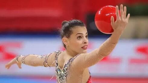 La gimnasta rítmica israelí Linoy Ashram ganó la medalla de oro olímpica en la competición all-around.