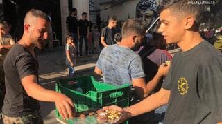 Un grupo de personas reparten caramelos para celebrar el atentado terrorista perpetrado el mes pasado en el asentamiento de Eli.