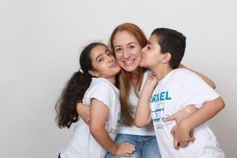Doreinis Torres Martínez con sus hijos. 