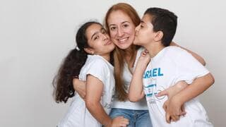 Doreinis Torres Martínez con sus hijos. 