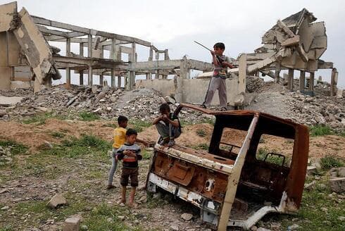 Niños jugando en los escombros de lo que quedó de Mosul. 