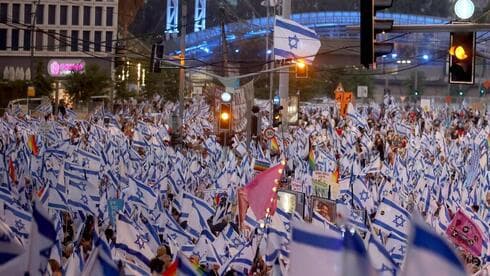 Protesta masiva contra el impulso legislativo del gobierno para revisar el poder judicial en Tel Aviv por 27ª semana el sábado.