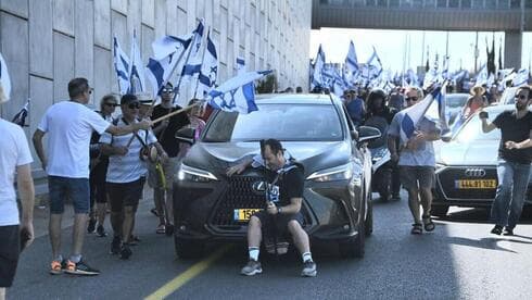 Manifestantes bloquean una autopista en Raanana.