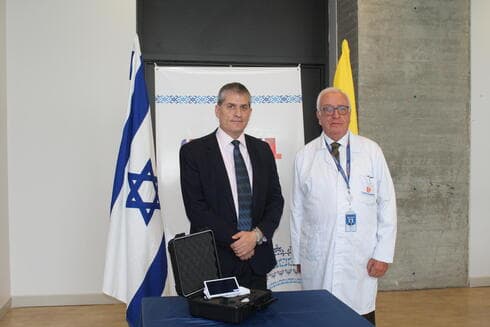 El embajador Gali Dagan hizo entrega del equipo a autoridades colombianas. (Gentileza) El embajador Gali Dagan hizo entrega del equipo a autoridades colombianas.