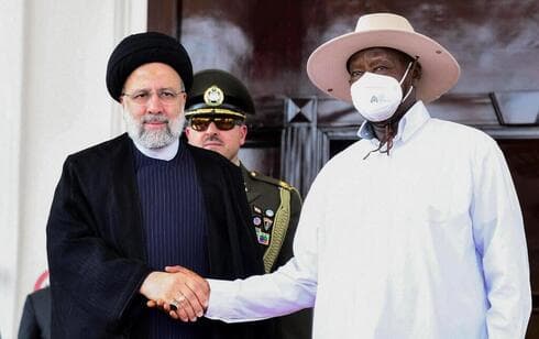 Ebrahim Raisi saluda al presidente de Uganda. 