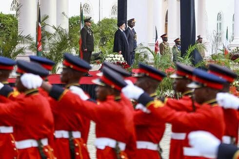 Recepción militar a Raisi en Nairobi. 