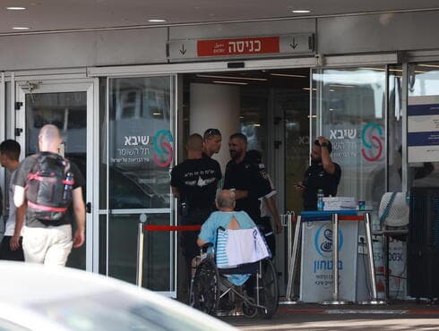 Fuerte seguridad en el hospital mientras permaneció internado el primer ministro de Israel. 