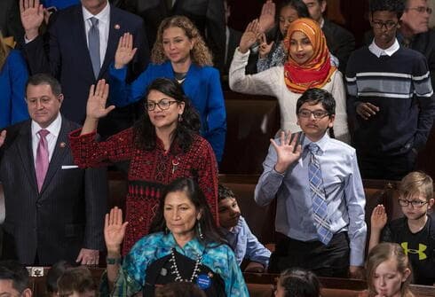 La congresista Rashida Tlaib lleva un albornoz palestino mientras jura su cargo el día de la apertura del 116º Congreso. (AP) La congresista Rashida Tlaib lleva un albornoz palestino mientras jura su cargo el día de la apertura del 116º Congreso.
