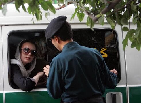 La policía de la moral acosa a una mujer iraní.