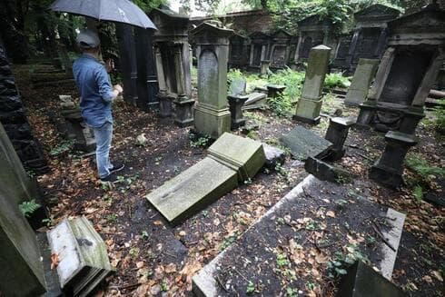 Más de una docena de lápidas históricas fueron destruidas en el cementerio judío de Katowice en Polonia. (Arkadiusz Gola) Más de una docena de lápidas históricas fueron destruidas en el cementerio judío de Katowice en Polonia.