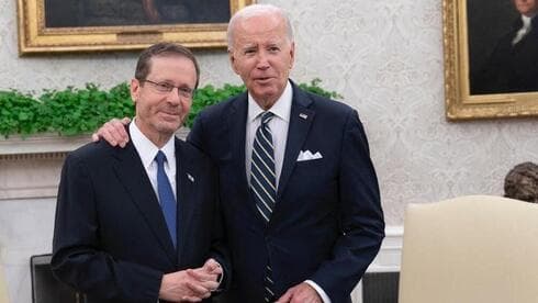 Herzog y Biden posan para las fotos antes de la reunión de presidentes. (Chris Kleponis) Herzog y Biden posan para las fotos antes de la reunión de presidentes.