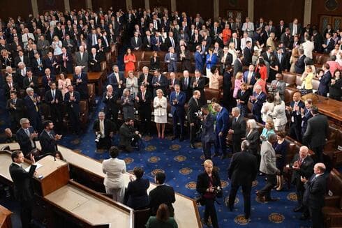 Congresistas de Estados Unidos aplauden al presidente de Israel. 