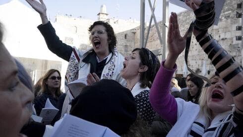 Grupo de mujeres en el Muro de los Lamentos. 