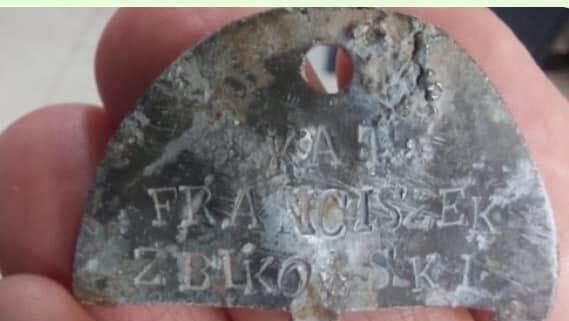 La placa de identificación del soldado. 