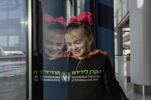 Niña inmigrante en su llegada a Ben Gurión. 