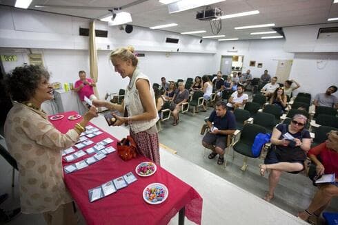 Nueva inmigrante recibe sus nuevas tarjetas de identificación israelíes en el aeropuerto Ben Gurion. (AP) Nueva inmigrante recibe sus nuevas tarjetas de identificación israelíes en el aeropuerto Ben Gurion.