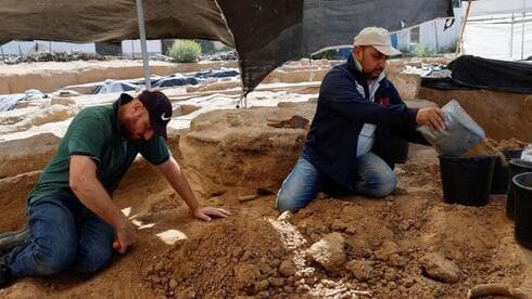 Palestinos descubren un cementerio de la época romana en Gaza.