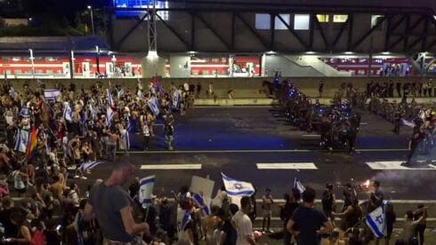 Manifestantes bloquean el tráfico en la autopista Ayalon. 