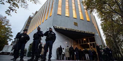 Agentes de policía montan guardia frente al Centro Judío Europeo durante su inauguración en París, el 29 de octubre de 2019. (AFP) Agentes de policía montan guardia frente al Centro Judío Europeo durante su inauguración en París, el 29 de octubre de 2019.