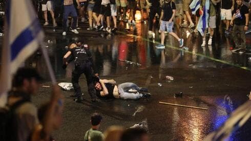 Manifestante es arrastrado porque se desiste a desalojar la autopista.  