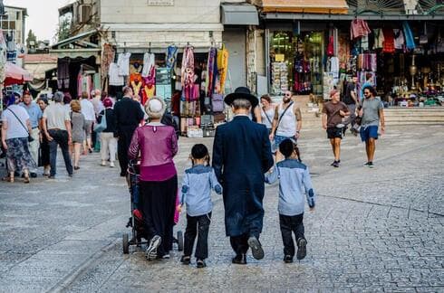 Familia ultraortodoxa en un barrio comercial. 